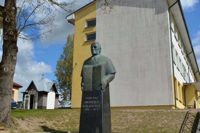Paminklas vyskupui M. Valančiui